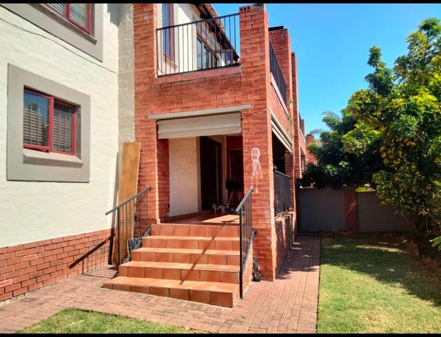 3 BEDROOM TOWNHOUSE FOR SALE IN SUNDOWNER